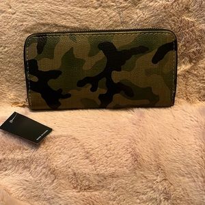 Camouflage zippered wallet